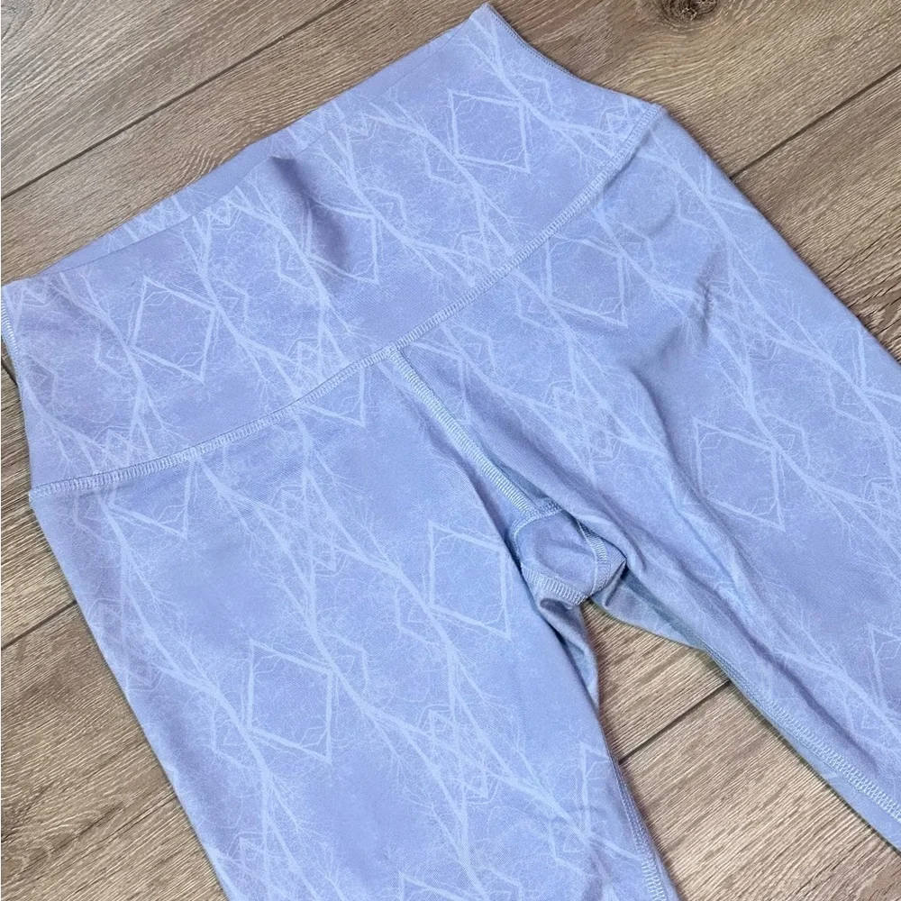 Alo Yoga Airbrush Tree Lace Sky Cropped Leggings 21”